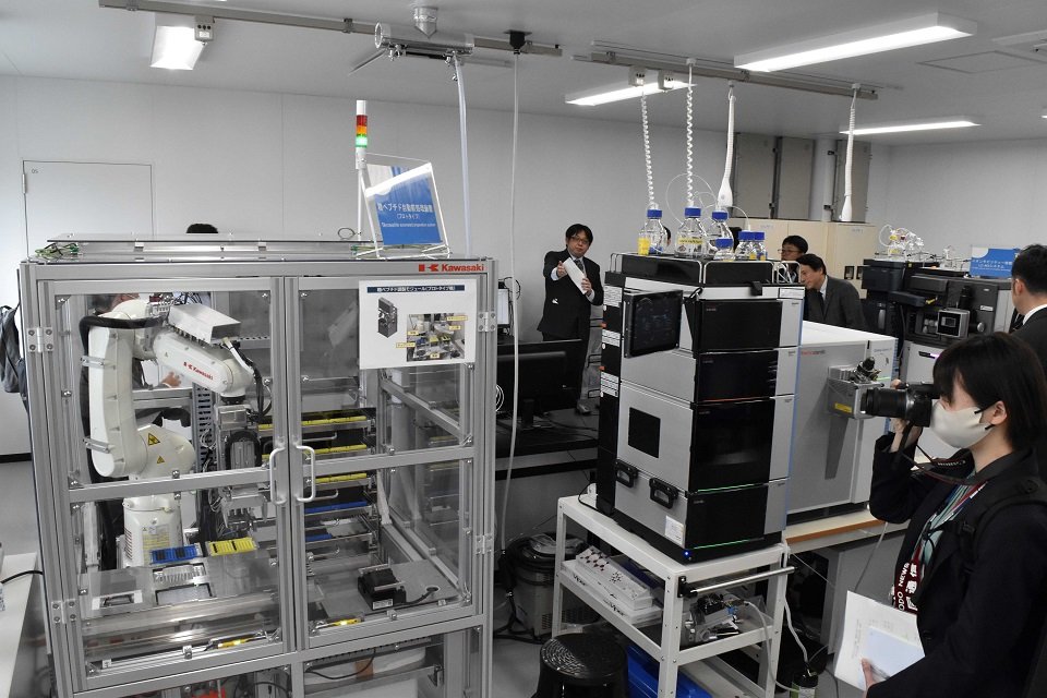 さまざまな設備が並ぶ研究室＝岐阜市柳戸、糖鎖生命コア研究所岐阜研究棟