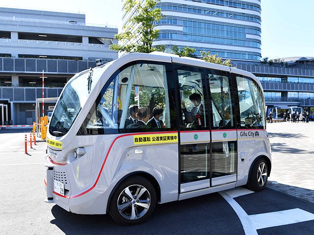 関係者を乗せて公道へと走り出す自動運転バス＝２２日午前１０時５８分、岐阜市司町
