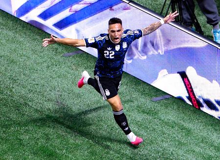 　イングランド―アルゼンチン　試合終了間際、決勝ゴールを決め駆け出すアルゼンチンのＬａ・マルティネス＝アトランタ（共同）