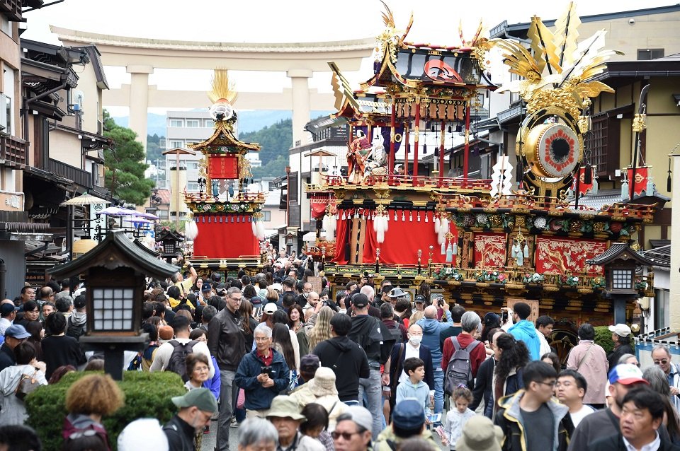 ひきそろえられる祭り屋台＝９日午前１１時４２分、高山市大新町、桜山八幡宮前
