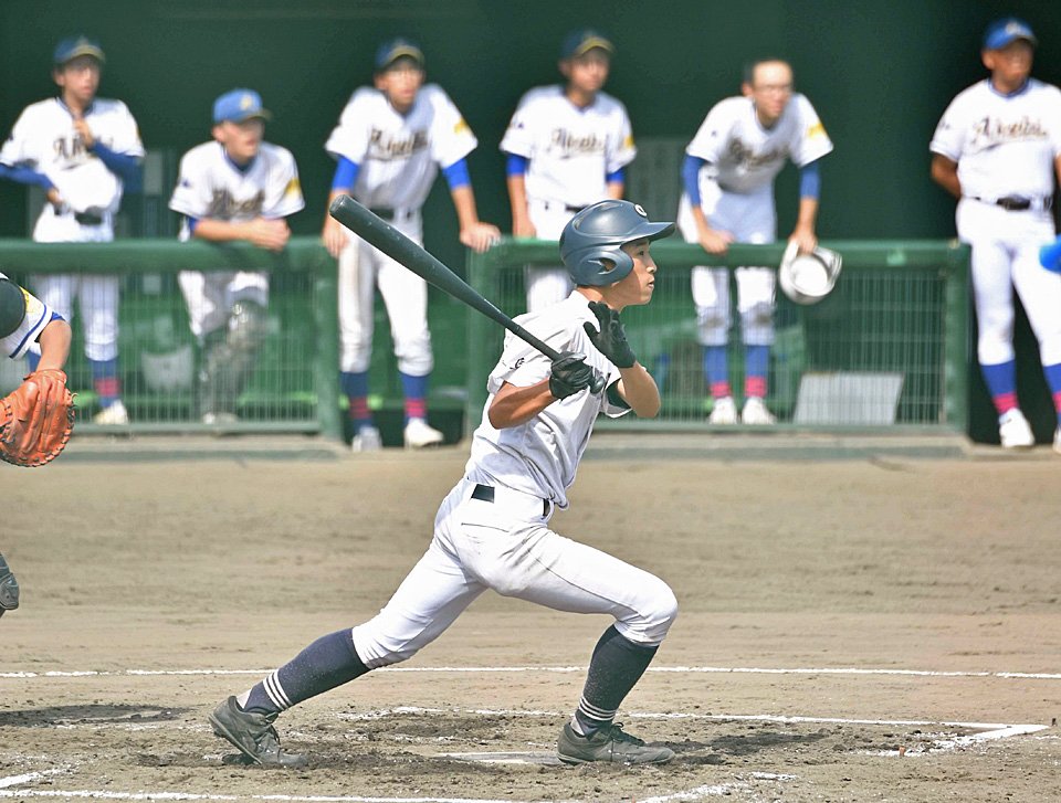 中京×登別明日中教校＝７回裏中京２死一、三塁、黒田が中前適時打を放つ＝明石トーカロ球場