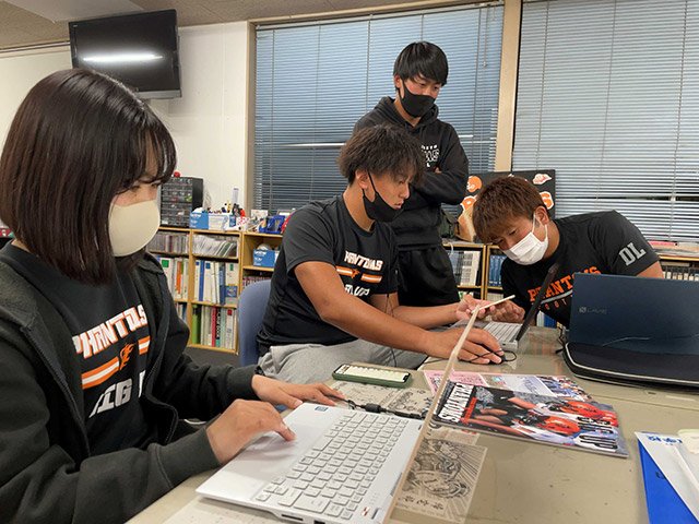 ビデオ会議システム「ズーム」を使った新歓イベントに向けて話し合うファントムズの部員＝岐阜市折立、ファントムズクラブハウス