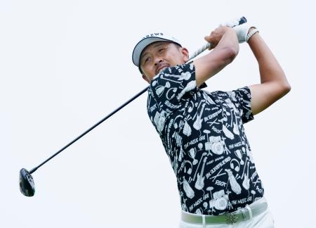 　第１日、ティーショットを放つ岩田寛。７アンダーで４位＝ザ・ヘブンＣＣ（共同）