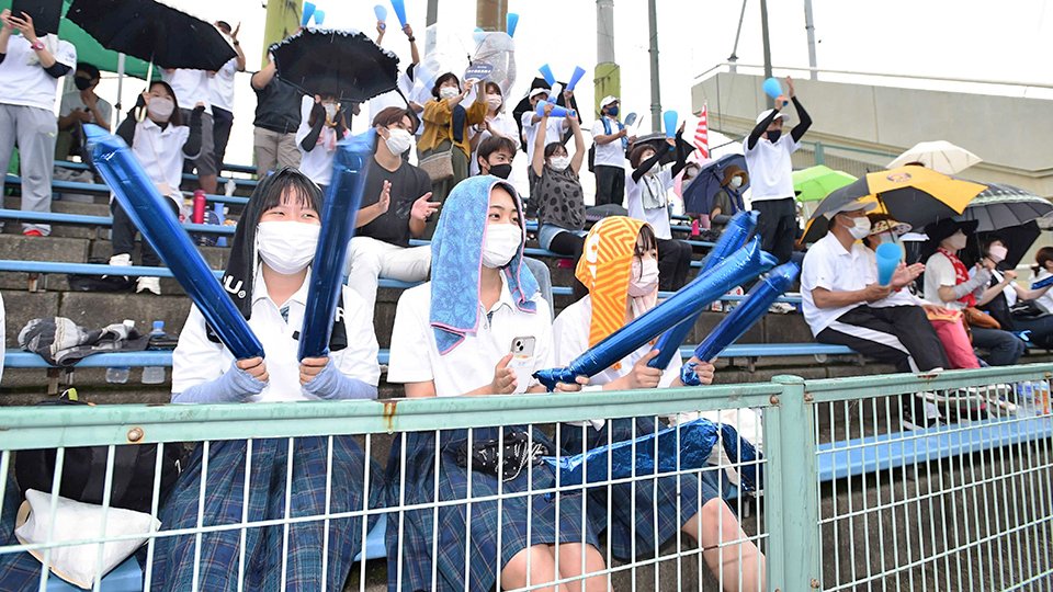 ３年ぶりに有観客開催となった第１０４回全国高校野球選手権岐阜大会。スタンドにもコロナ禍以前の活気が戻り、生徒らが球児にエールを送った＝９日午後４時１７分、大垣市八島町、市北公園野球場