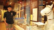 古墳から出土した馬具を説明する菊地政吾さん＝本巣市上保、古墳と柿の館