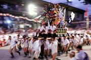 　福岡の夏を彩る伝統の祭り「博多祇園山笠」の「追い山笠」で、櫛田神社の境内を駆け抜ける「千代流」の舁き山笠＝１５日早朝、福岡市