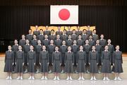 　記念写真に納まる宝塚音楽学校の新入生＝１８日午前、兵庫県宝塚市