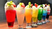 虹色に輝くクリームソーダ。手前からストロベリー、桃、みかん、パイナップル、メロン、ブルーハワイ、ぶどう＝大垣市新田町、亜蛮忠留