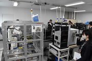 さまざまな設備が並ぶ研究室＝岐阜市柳戸、糖鎖生命コア研究所岐阜研究棟