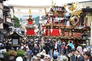 ひきそろえられる祭り屋台＝９日午前１１時４２分、高山市大新町、桜山八幡宮前