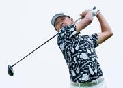 　第１日、ティーショットを放つ岩田寛。７アンダーで４位＝ザ・ヘブンＣＣ（共同）