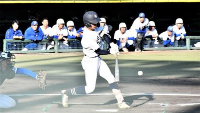 至学館との練習試合、タイブレークの１０回に２点適時打を放つ大垣日大の大橋＝１２日、大垣北公園
