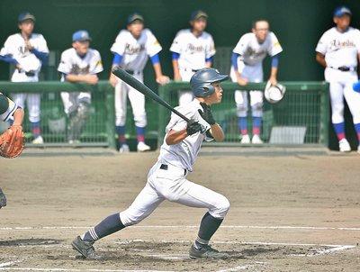 中京×登別明日中教校＝７回裏中京２死一、三塁、黒田が中前適時打を放つ＝明石トーカロ球場