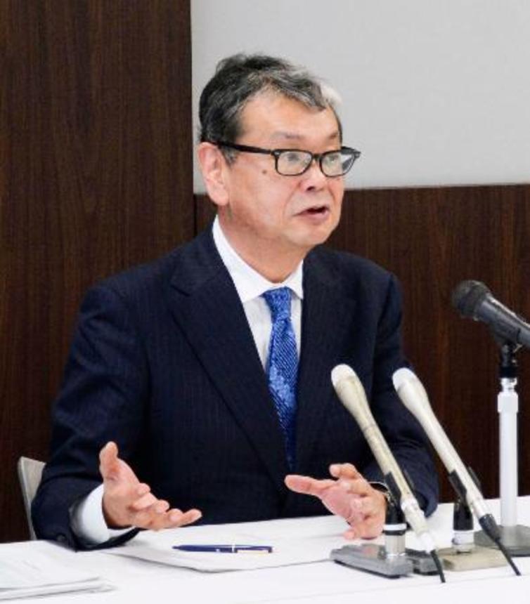 　決算記者会見で業績見通しなどを説明する、デンソーの松井靖副社長＝２５日午前、名古屋市