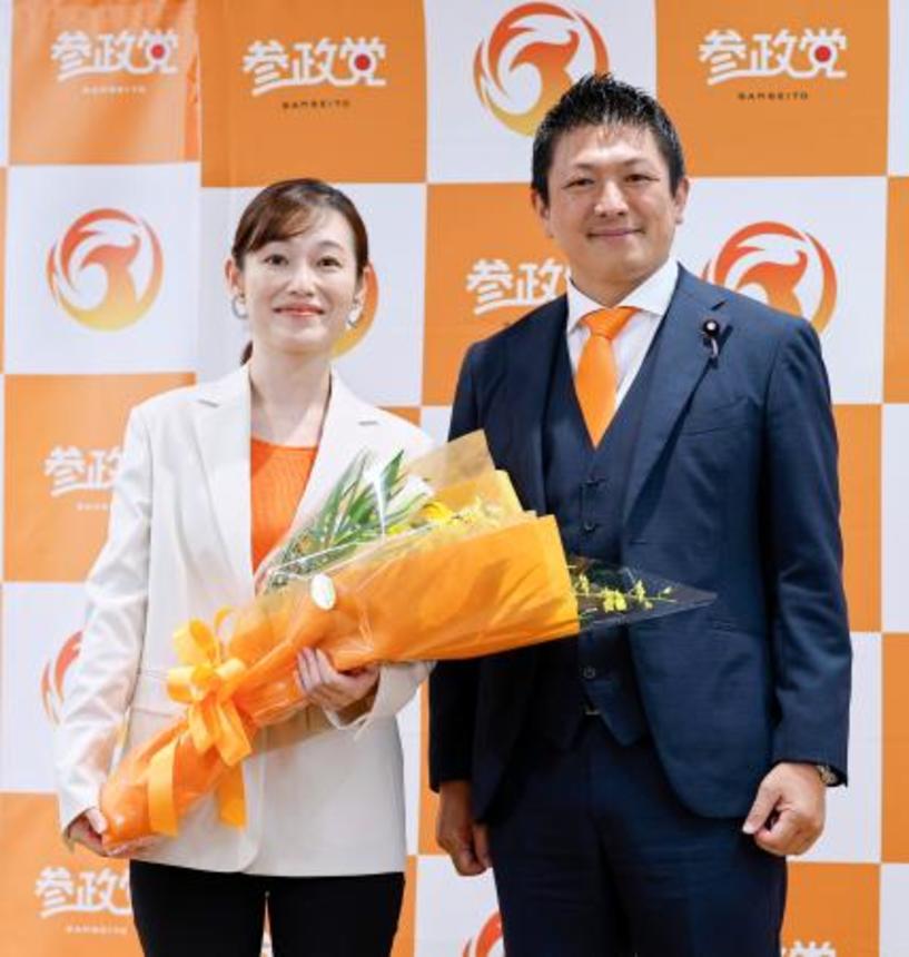 　東京選挙区で当選を決めたさや氏（左）と写真に納まる参政党の神谷代表＝２０日午後９時１０分、東京都新宿区