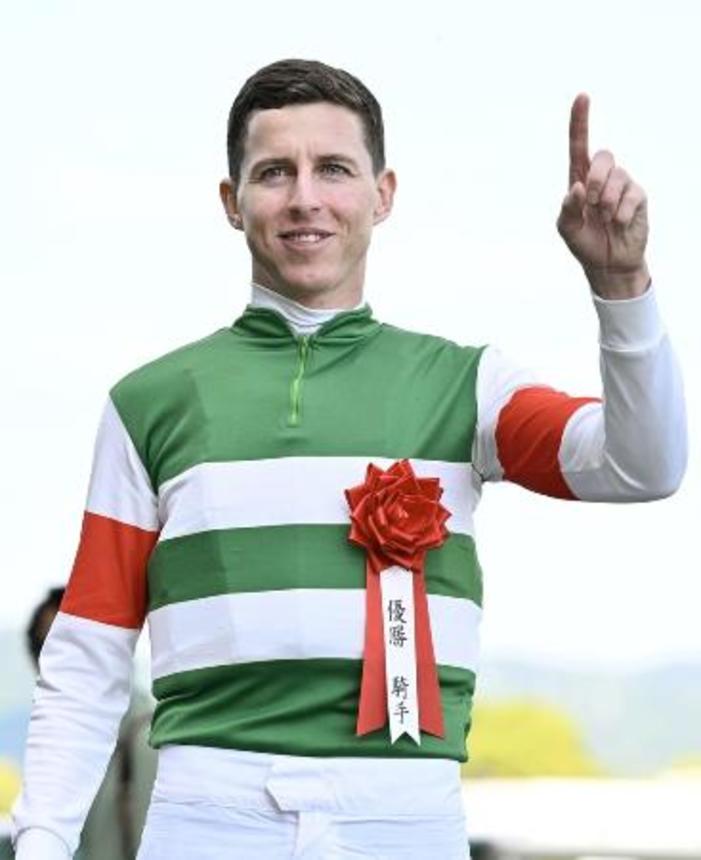 　５月、第１７１回天皇賞・春をヘデントールで制し、ポーズをとるダミアン・レーン騎手＝京都競馬場