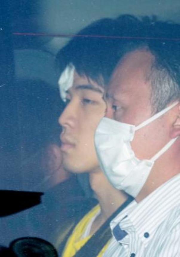 　送検のため愛知県警豊田署を出る安藤陸人容疑者（左）＝１日午前８時３５分