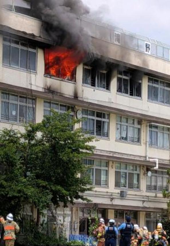 　東京都北区立滝野川第三小の校舎から上がる炎＝１９日午前１１時過ぎ（近隣住民提供）