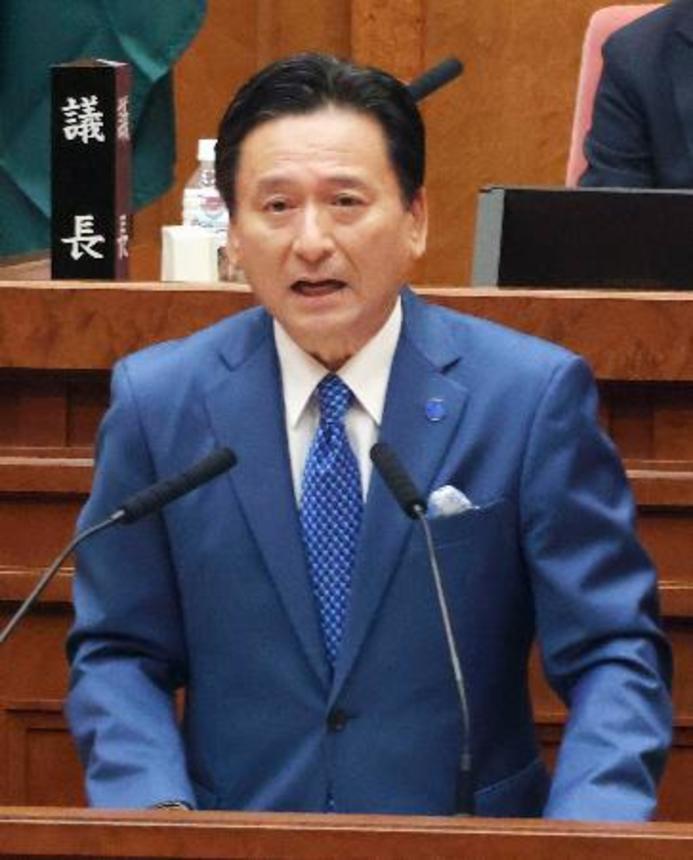 　佐賀県議会本会議で、４選出馬を表明した山口祥義知事＝１７日午前