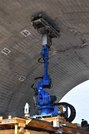 試験トンネルを調べるトンネル検査ロボット＝愛知県小牧市、ＪＲ東海小牧研究施設