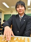 「女流棋士として第一線で活躍したい」と意気込む岩佐美帆子さん＝岐阜市鴬谷町、鴬谷高校