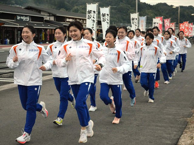 最終調整に汗を流す中京学院大の選手＝瑞浪市内