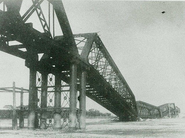 濃尾地震で崩落した長良川の鉄橋を撮った写真（県図書館蔵）
