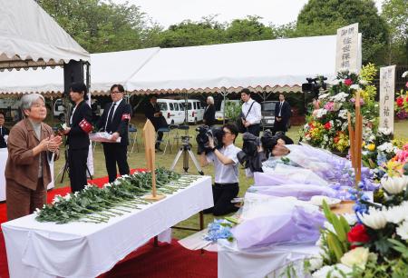 　長崎県佐世保市の釜墓地で営まれた追悼式＝２０日午前