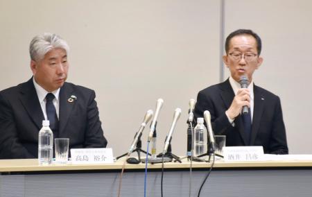 　記者会見するＮＳＴ新潟総合テレビの酒井昌彦社長（右）ら＝４日午後、新潟市