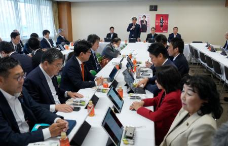 　自民党本部で開かれた、日本国旗を損壊する行為を罰する法案の制定に向けたＰＴの会合＝１５日午前、東京・永田町