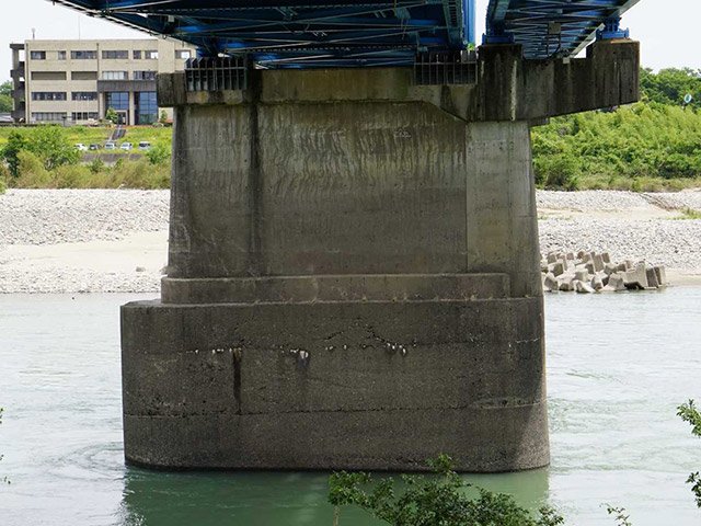 傾きが確認された川島大橋。橋脚が上流方向（左側）に約３３センチずれ、約２０センチ沈下している＝６月、各務原市川島松原町（県提供）