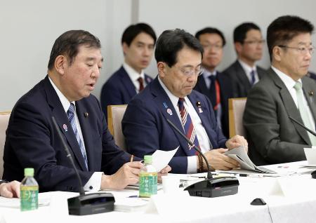 　新しい資本主義実現会議で発言する石破首相（左端）＝５月、首相官邸