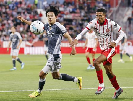 　サッカーのスペイン１部ジローナ戦でプレーするレアル・ソシエダードの久保（左）＝ジローナ（共同）