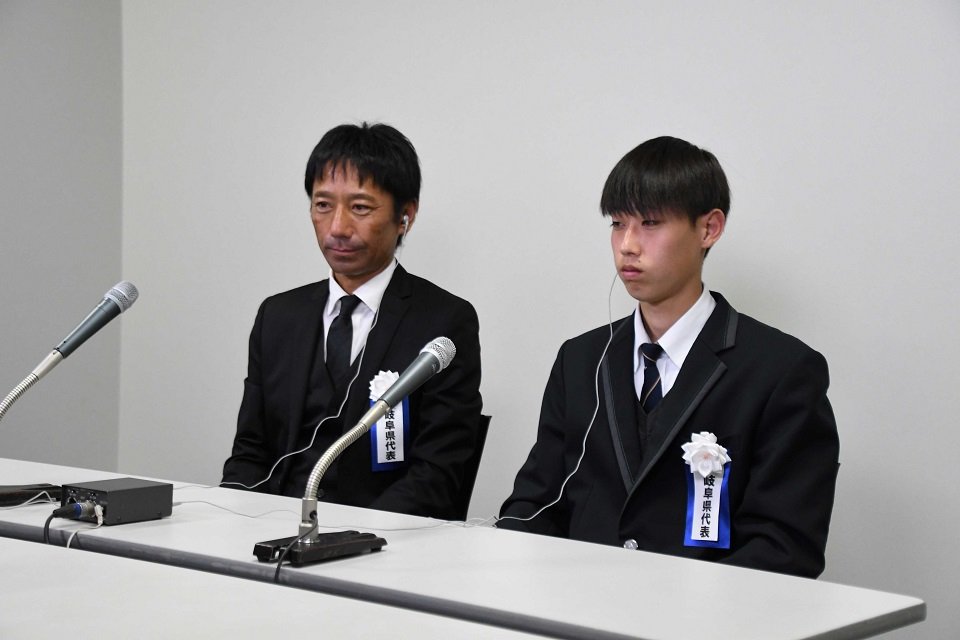 オンラインで抽選会を見守る帝京大可児の仲井監督（左）と主将・吉兼＝岐阜放送本社