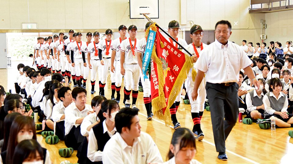 岐阜大会の優勝旗などを持って入場する硬式野球部の選手ら＝岐阜城北高