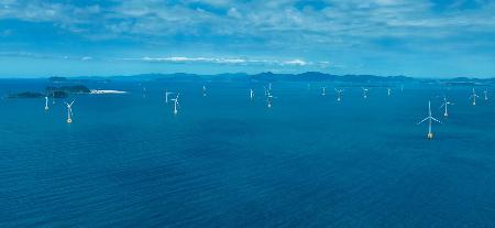 　営業運転を開始したひびきウインドエナジーの洋上風力発電所＝北九州市若松区沖の響灘（同社提供）