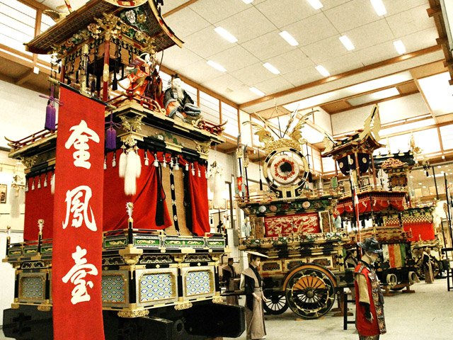 豪華な祭り屋台が並ぶ館内＝高山市桜町、高山祭屋台会館