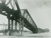 濃尾地震で崩落した長良川の鉄橋を撮った写真（県図書館蔵）