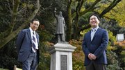 板垣退助像を前にする中元崇智中京大教授（右）と矢島薫岐阜新聞社社長＝岐阜市大宮町、岐阜公園