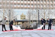 古田肇知事（左から２人目）らの手で除幕される新しい県庁の銘板＝１６日午前９時３９分、岐阜市薮田南