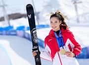 　女子ハーフパイプの金メダルと、ビッグエアとスロープスタイルで獲得した銀メダルを手にする谷愛凌＝リビーニョ（共同）