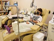 献血に協力する女性＝岐阜市茜部中島、あかなべ献血ルーム