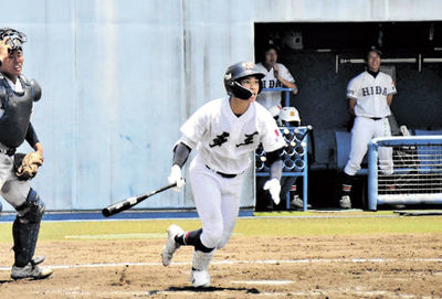 多治見工×斐太＝４回裏多治見工１死一塁、貴重な追加点となる右越え適時三塁打を放つ曽我＝中津川夜明け前