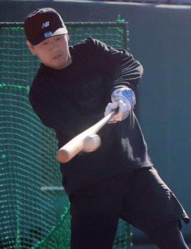 　練習を公開し、打撃練習する巨人・岸田＝川崎市