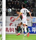 ＦＣ岐阜×奈良＝後半１３分、クロスにヘディングで合わせ、ゴールを決めるＦＣ岐阜のＦＷ山内＝長良川競技場