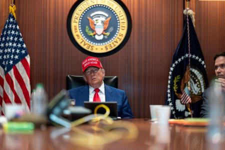 　２１日、ホワイトハウスの作戦司令室で会合するトランプ米大統領（ホワイトハウス提供・ロイター＝共同）