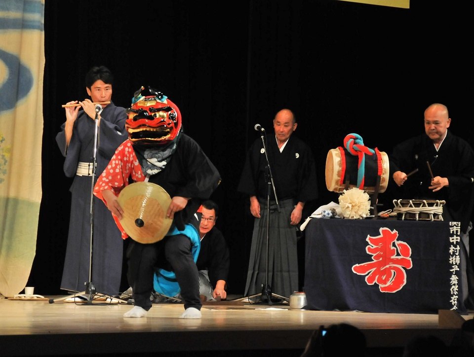 笛や太鼓に合わせ、獅子舞を演じる保存会員＝関市桜本町、市文化会館