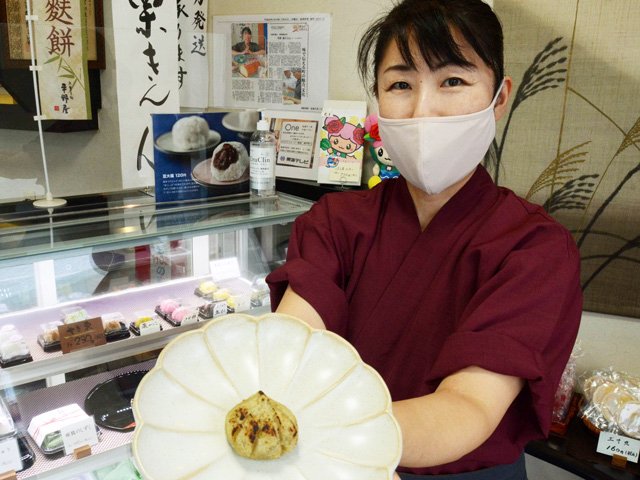 マロンペーストを和菓子の技法で仕上げた新商品の「やき栗」＝神戸町神戸、「お菓子処　平野屋」