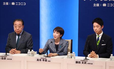 　動画配信サイト「ニコニコ生放送」の党首討論会で発言する自民党総裁の高市首相。左は中道改革連合の野田共同代表、右は日本維新の会の藤田共同代表＝２４日午後、東京都中央区（代表撮影）