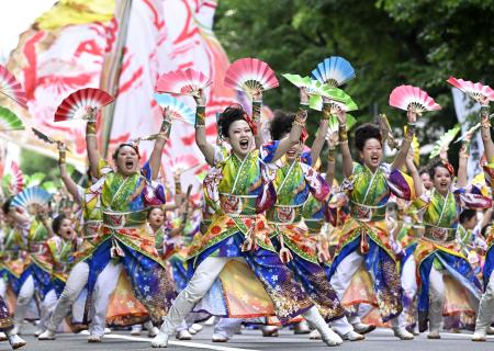 　「ＹＯＳＡＫＯＩソーラン祭り」がフィナーレを迎え、パレードする踊り子＝１４日午後、札幌市中央区
